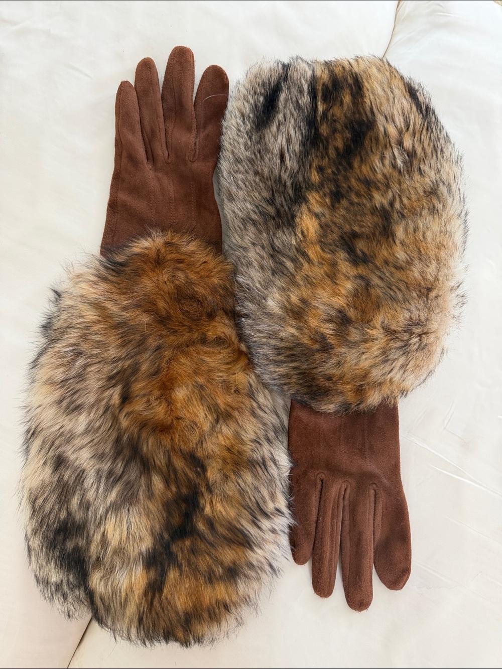 Ralph Lauren Purple label
Brown Suede Gloves with Fur Cuffs